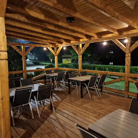 W Sadzie - Gosciniec Lech